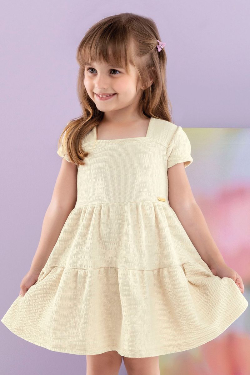 Menina com hot sale vestido