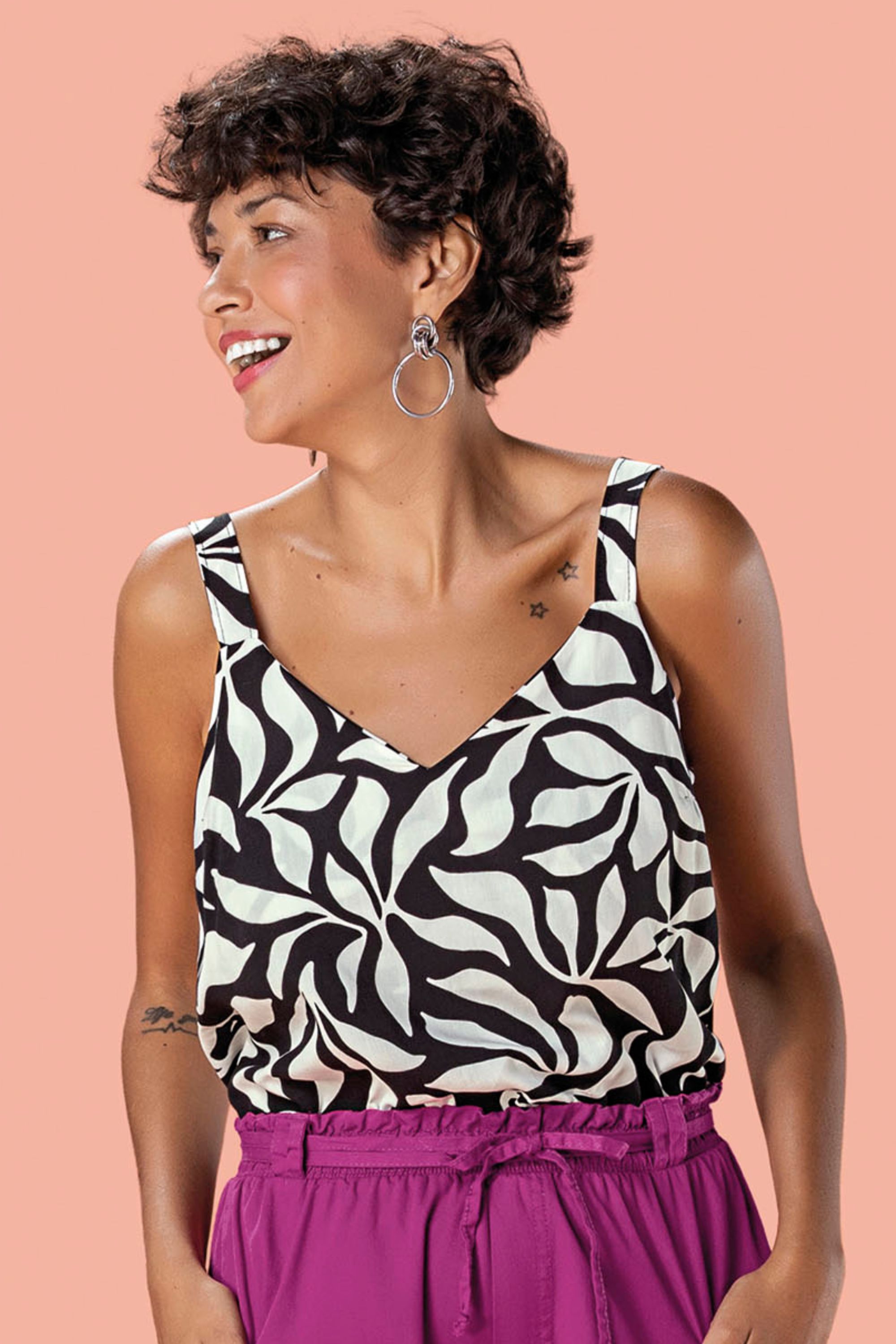 Regata Feminina Estampada Folhagens Marialícia Preto Elian