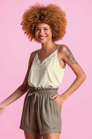 Shorts Feminino Curto com Cordão Decorativo Marialícia Bege
